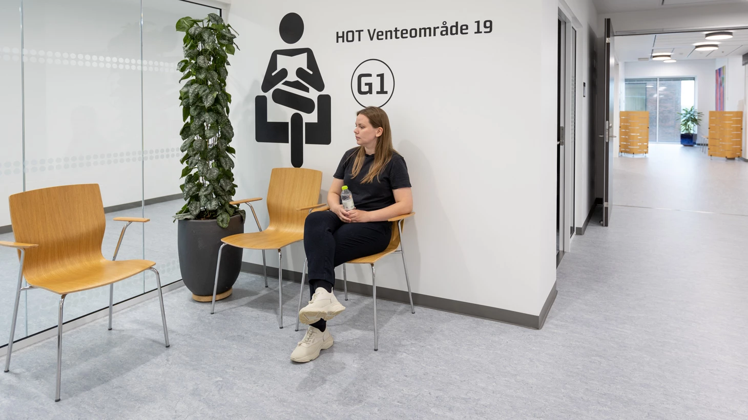 Kvinde sidder i venteværelse