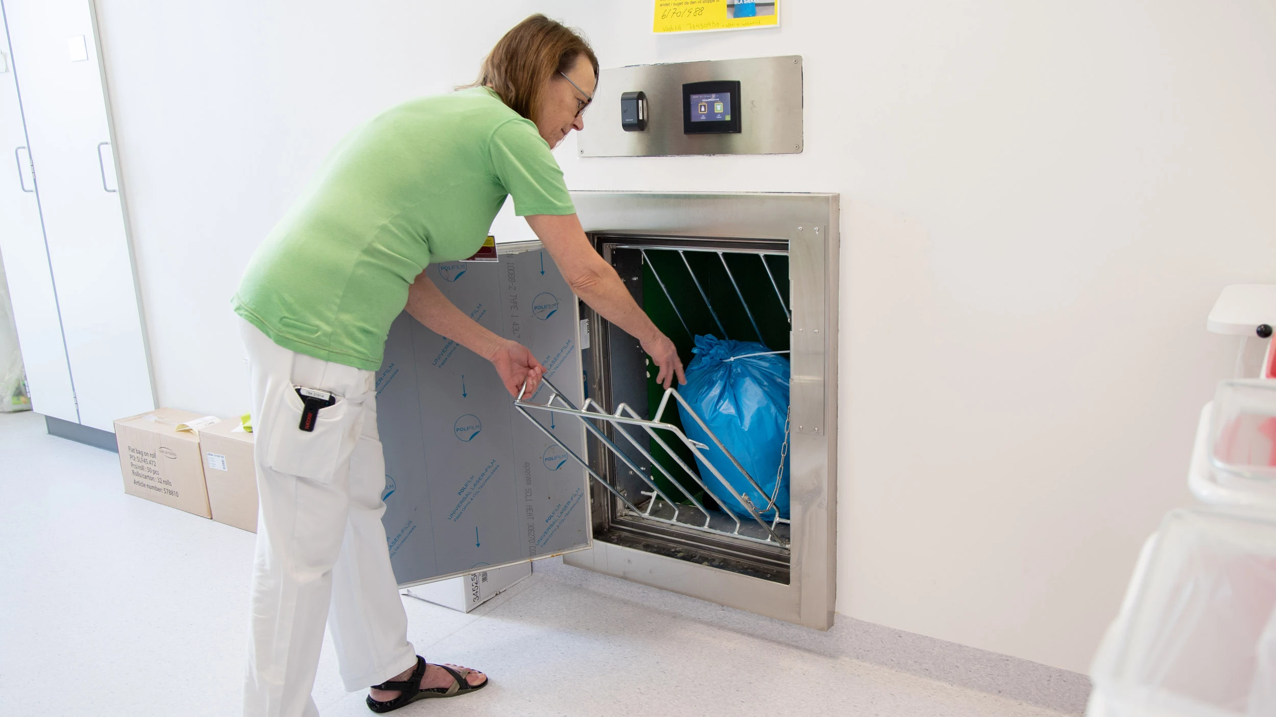 Kvinde smider affald ud