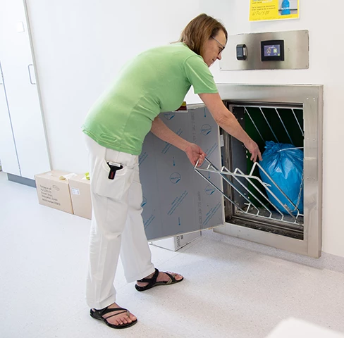 Kvinde smider affald ud