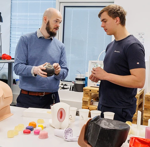 To mænd står i værksted