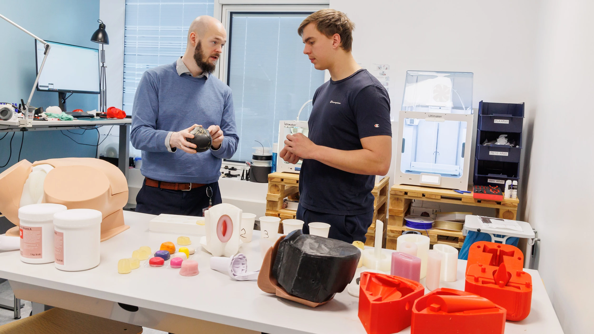 To mænd står i værksted