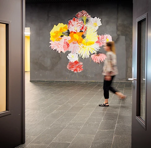 Kvinde på gang ved maleri