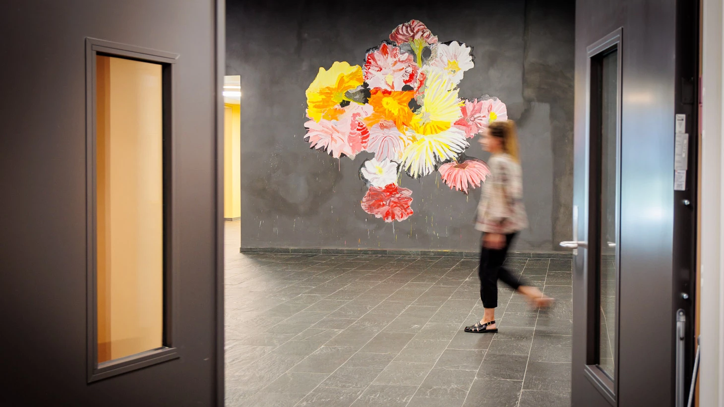 Kvinde på gang ved maleri