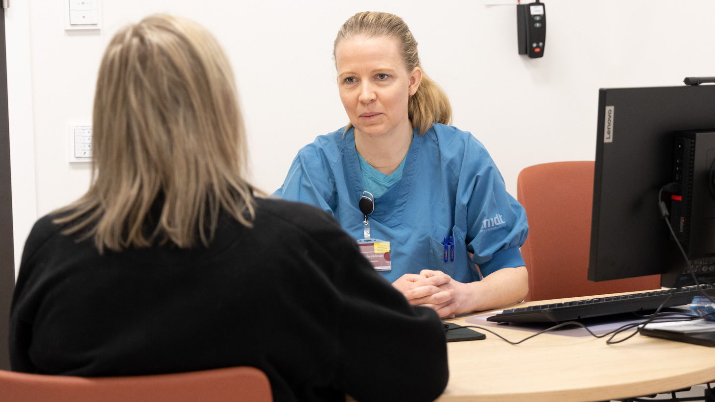 Læge og patient taler sammen