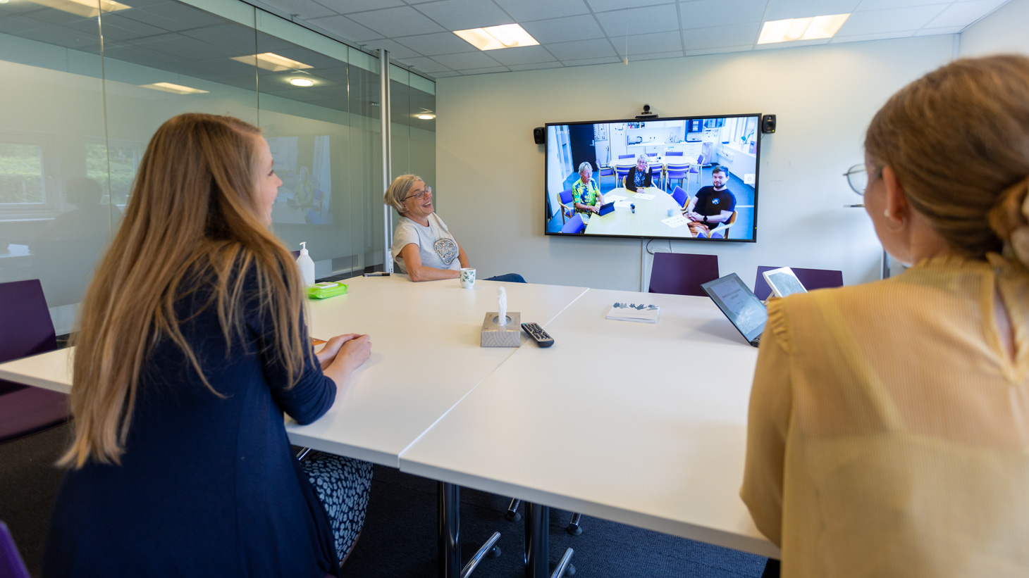 Medarbejder holder møde med kommune via video