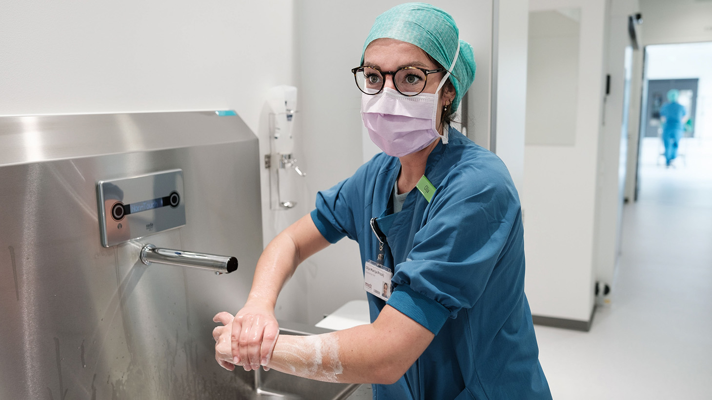 Læge gør sig klar til operation