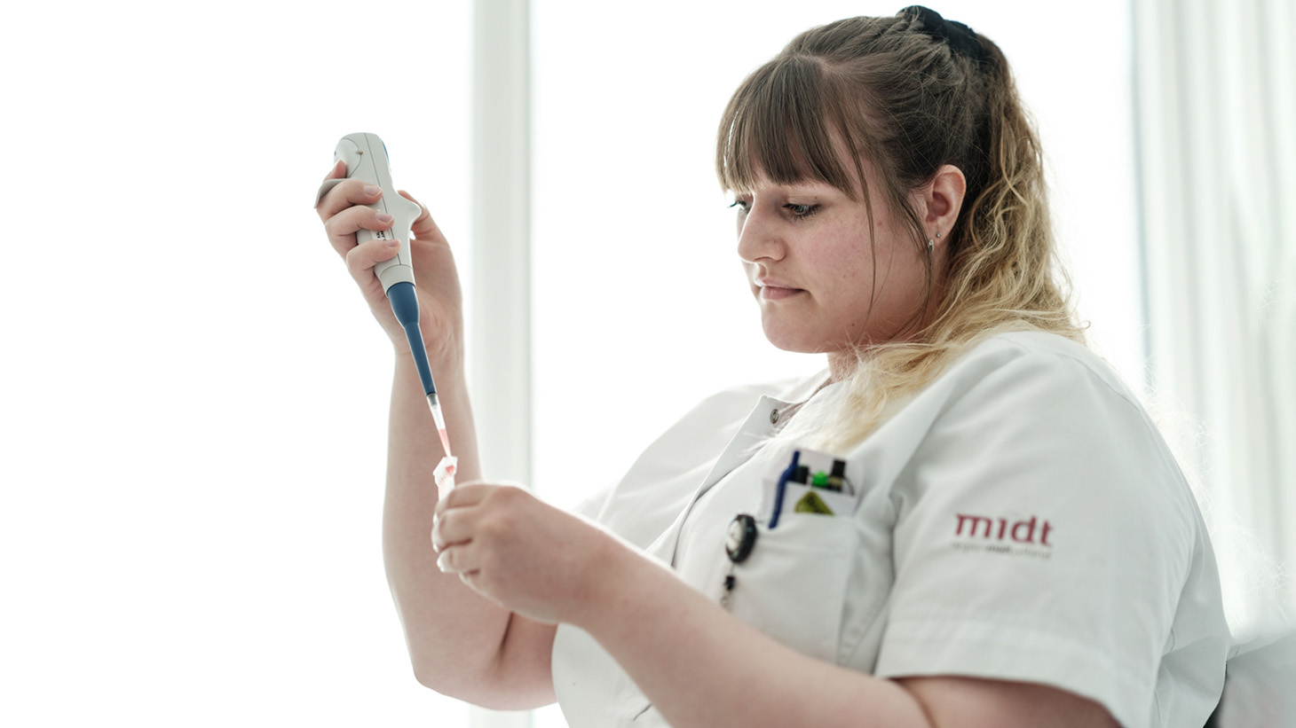 Billede af en bioanalytiker der afpipetterer