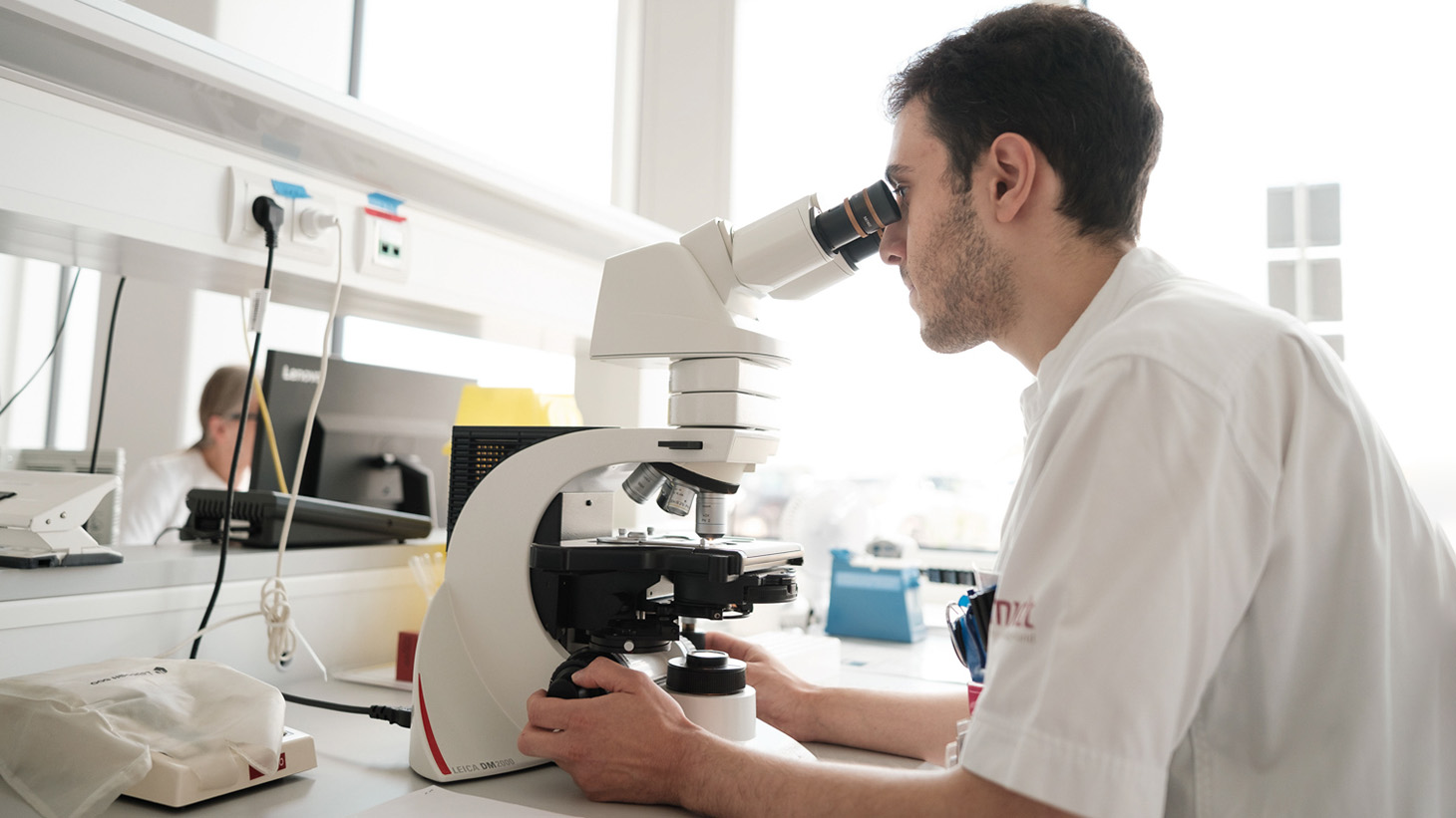Billede der viser en bioanalytiker der mikroskoperer 