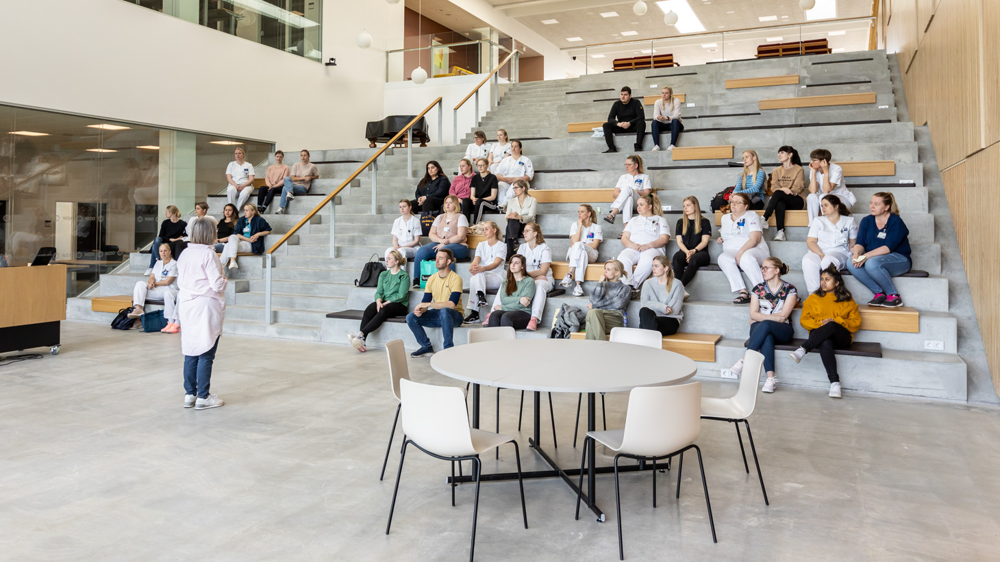 Fyldt atrium i NIDO center for forskning og uddannelse