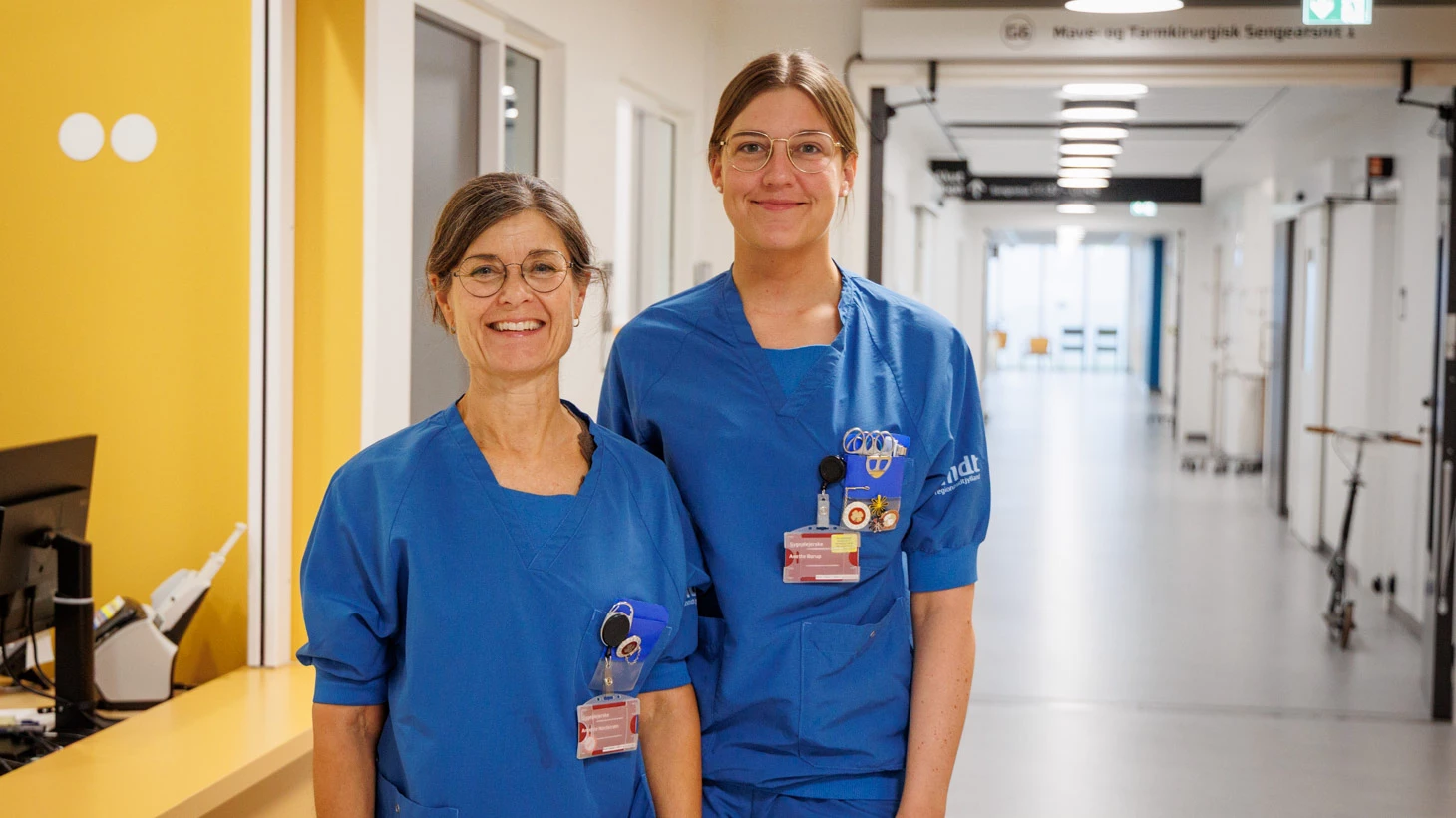 To sygeplejersker på hospitalsgang