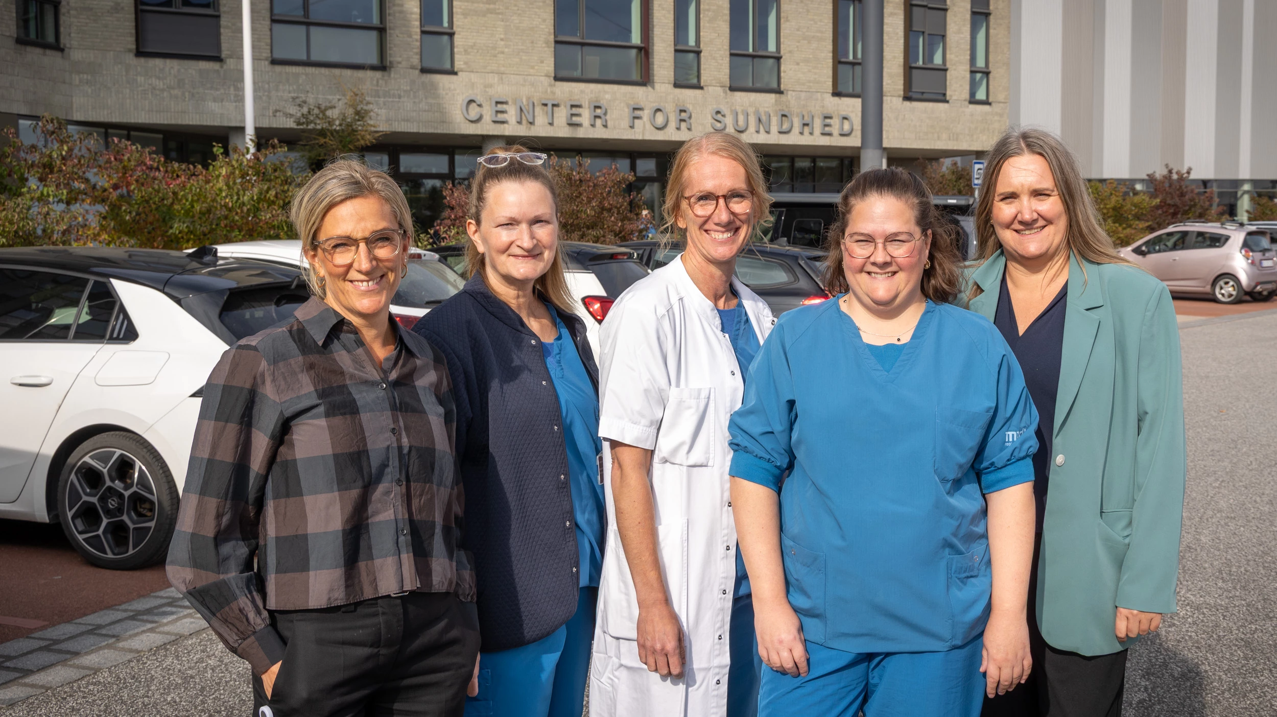 Gruppebillede af personale foran Center for Sundhed i Holstebro