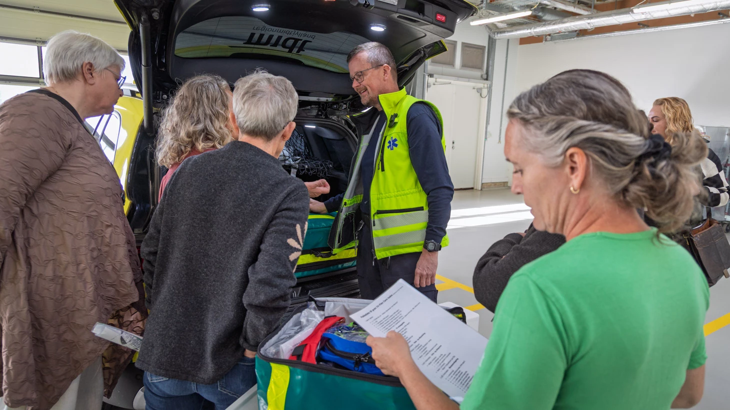 Paramediciner fra Præhospitalet viser paramedicinerbilen frem for sygeplejersker fra akutteamet i Ringkøbing-Skjern Kommune og personale i Akutafdelingen.