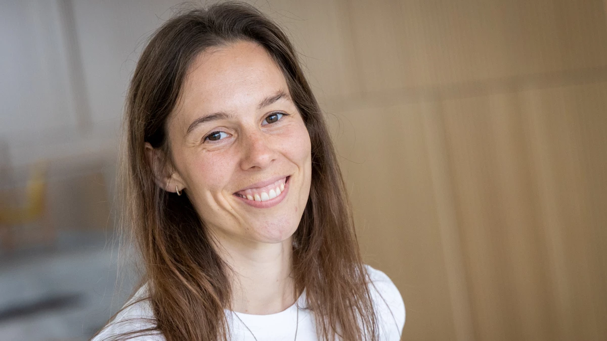 Portræt af kvinde med mørkt og hvid skjorte