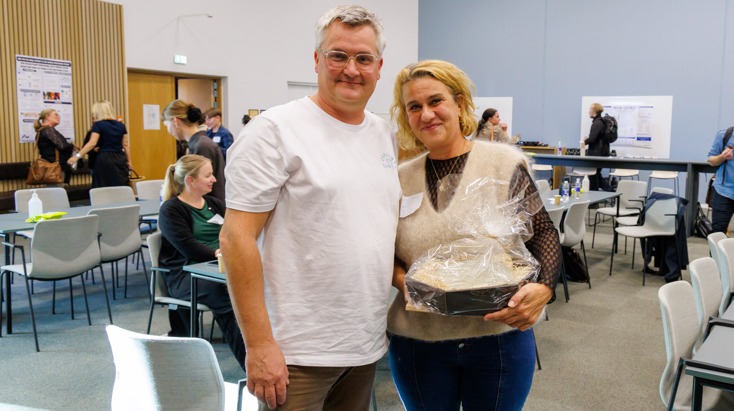 Foto af socialsygeplejerske Susanne Voss Kjærsulf og leder af Blå Kors varmestue Anders Stagis