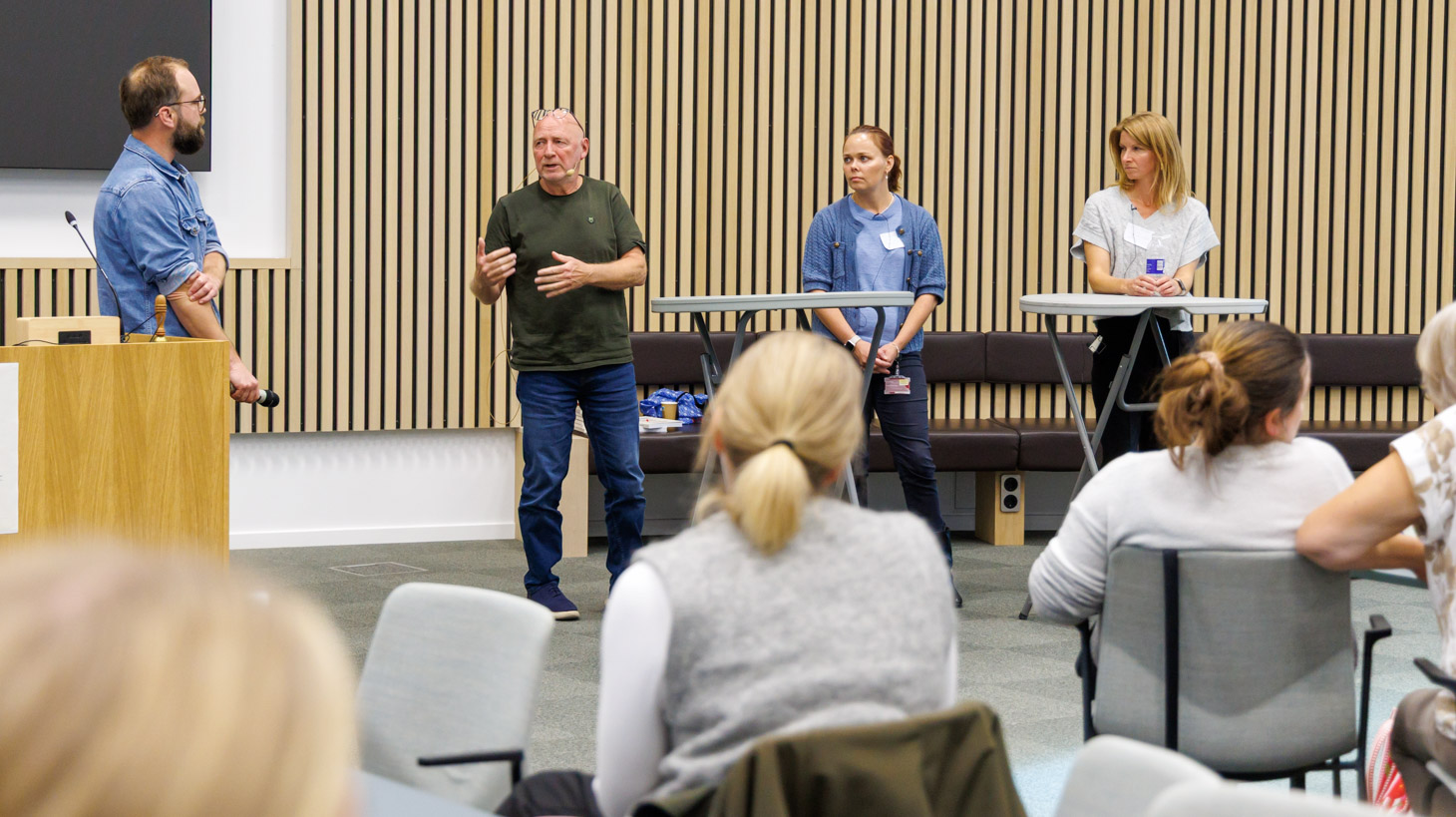Foto der viser deltagere i paneldebat