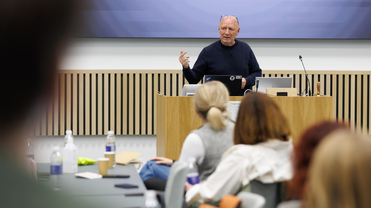 Foto af professor og overlæge Morten Sodeman, der holder oplæg