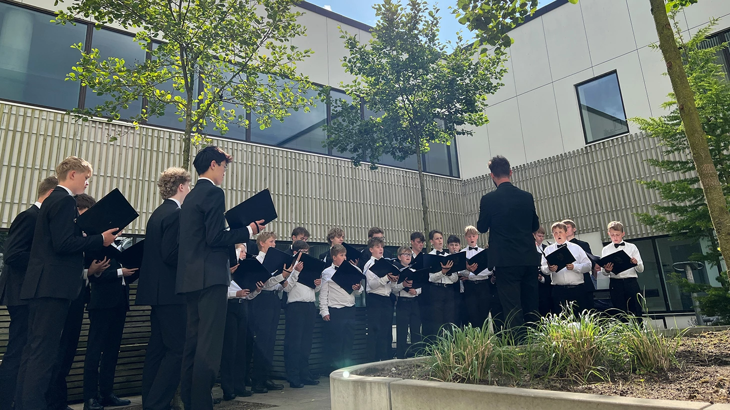 Drengekor i gårdhave