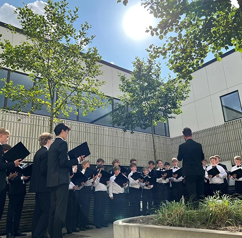 Drengekor i gårdhave