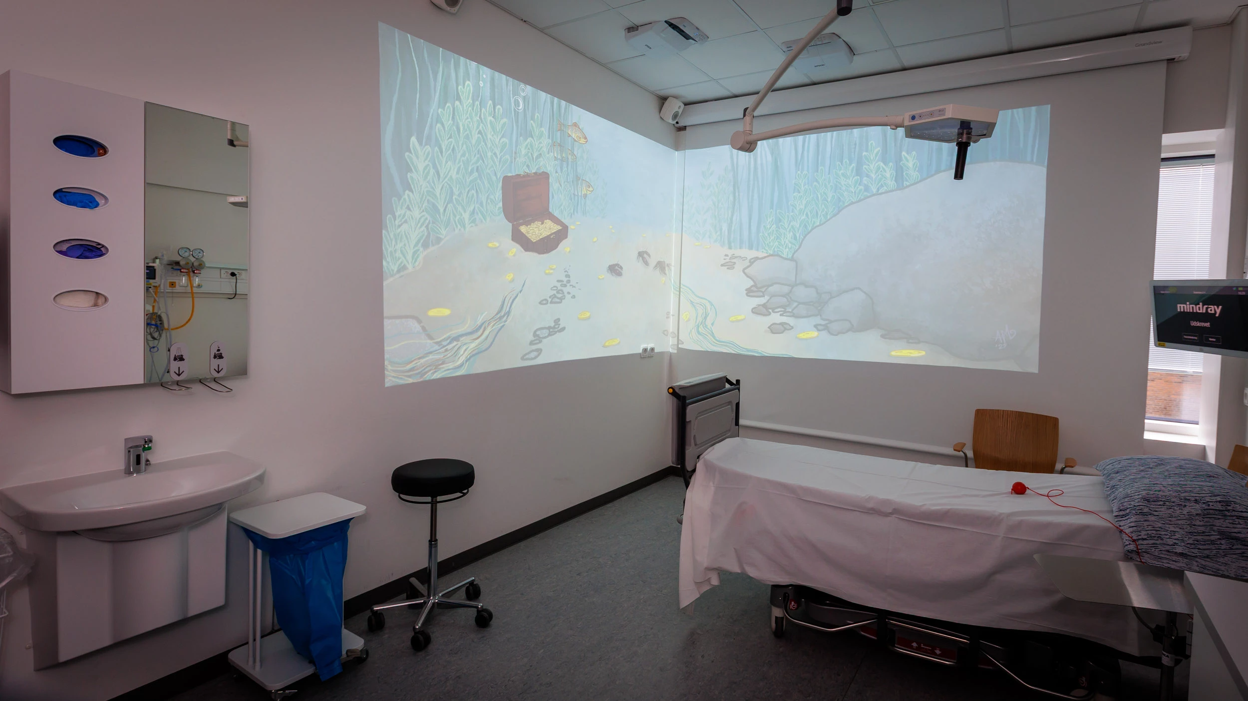 Hospitalsseng og væg med animationer