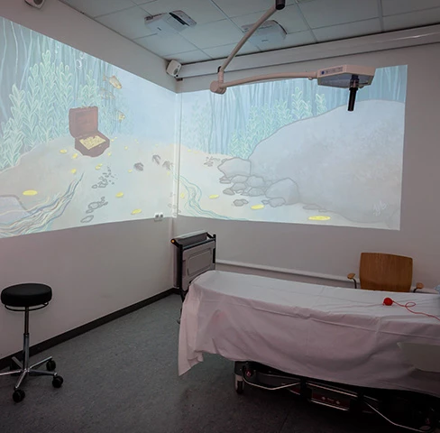 Hospitalsseng og væg med animationer