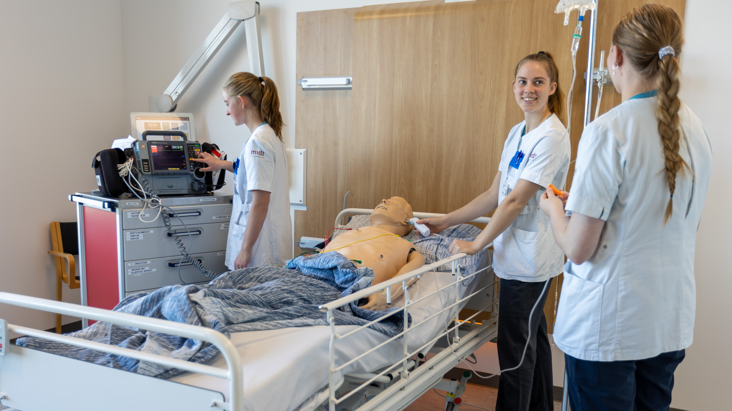 Sygeplejersker trænger ved seng